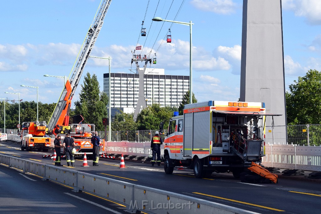 Koelner Seilbahn Gondel blieb haengen Koeln Linksrheinisch P426.JPG